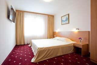 Отель Hotel Coop Rozhen Пампорово Двухместный номер с 1 кроватью или 2 отдельными кроватями-1