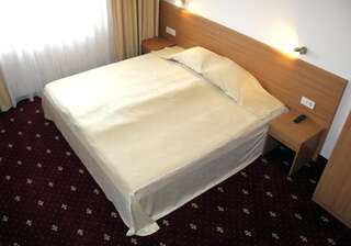 Отель Hotel Coop Rozhen Пампорово Двухместный номер с 1 кроватью или 2 отдельными кроватями-4